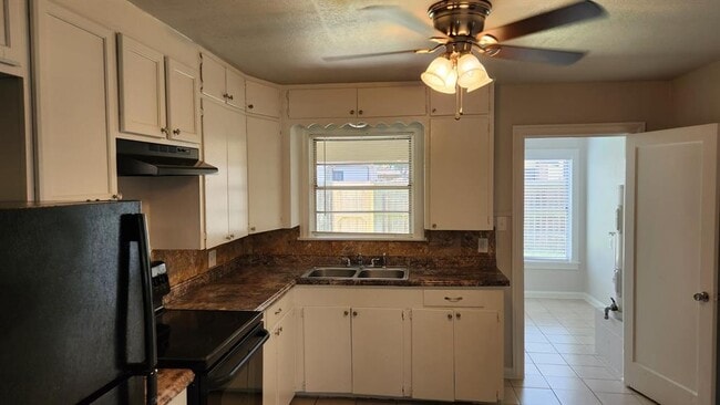 Building Photo - 5611 George Bush Dr