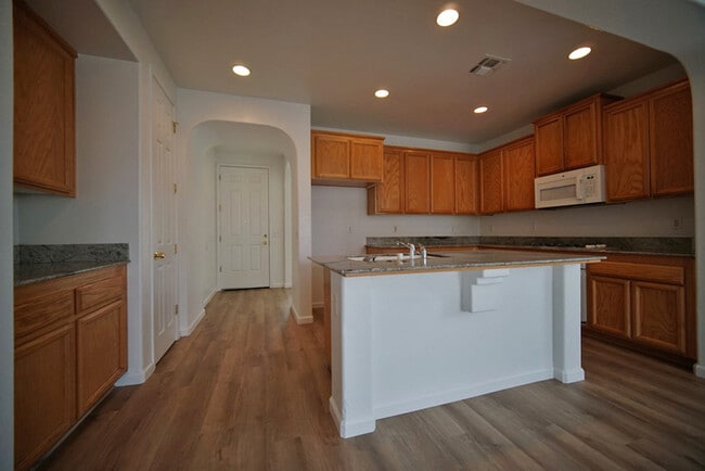 Building Photo - Beautiful 4 bedroom 2 bathroom home