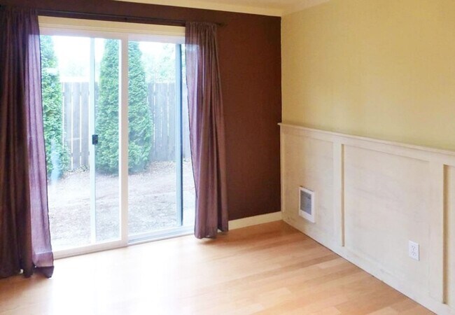 Building Photo - Lovely and Perfectly Located 2 Bedroom!