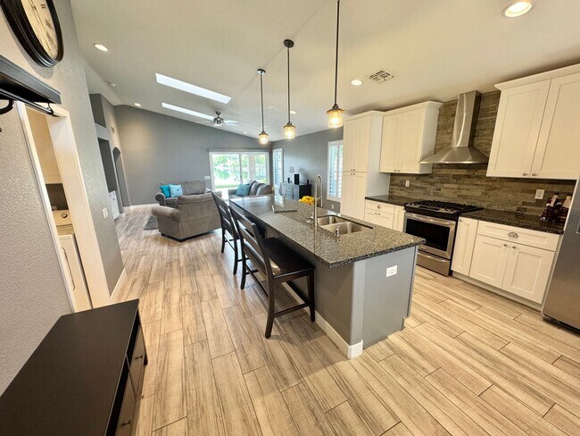 Building Photo - Gorgeous 3 Bedroom Furnished Home on Water! Spectacular Views!
