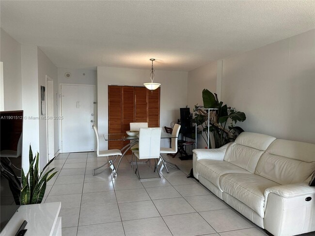 Building Photo - 400 Kings Point Dr