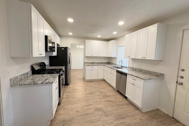 Building Photo - 4146 Hathaway Dr