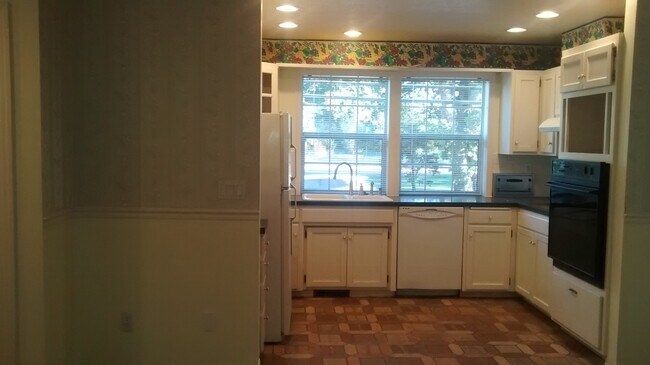 Building Photo - Beautiful West Salem Hills Home Welcomes You!