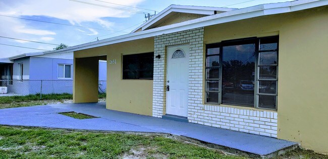 Foto del edificio - 2651 NW 21 Court