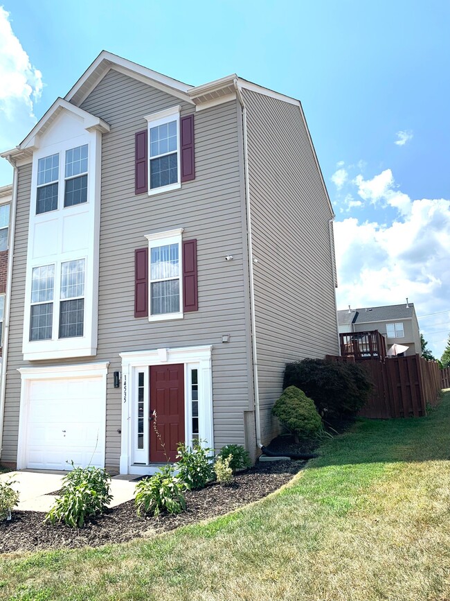 End Unit - 14535 Pittman Ct