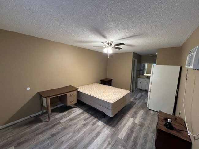 Building Photo - Cute Fully Furnished Efficiency Apartment Located in Sulphur