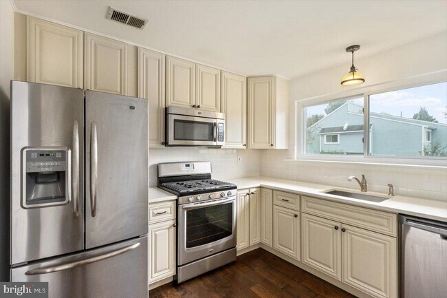 Building Photo - 33 Hillcroft Way