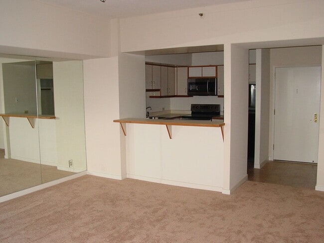 Building Photo - One Bedroom Condo Available in Pacific Par...