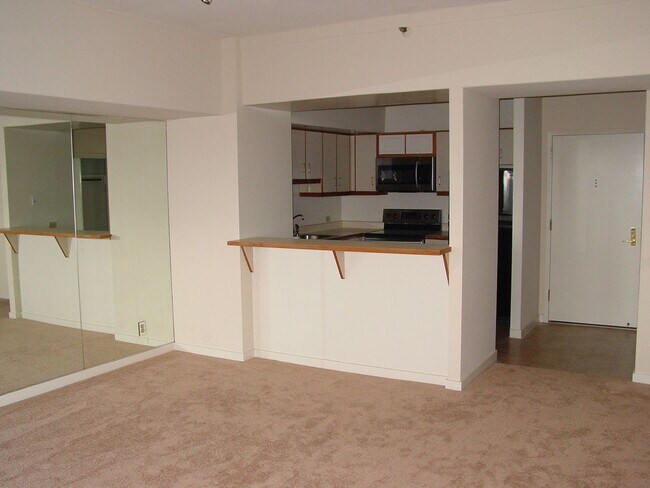 Foto del edificio - One Bedroom Condo Available in Pacific Par...