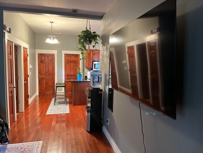 Foto del edificio - Charming 2-Bed, 2-Bath Main-Floor Home in Indianapolis