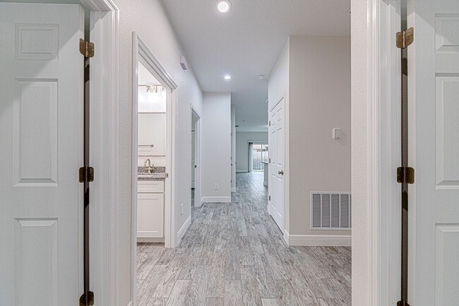 Foto del edificio - Modern 4BR Home for Rent – Open Layout, Upgraded Kitchen & Move-In Ready