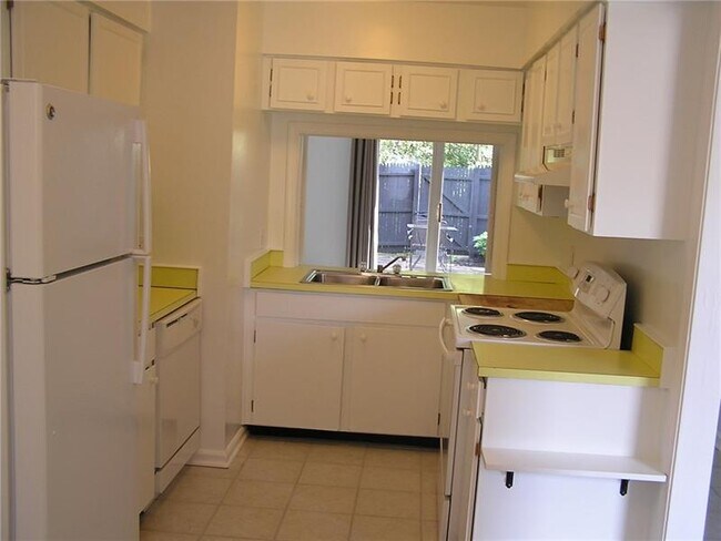 Building Photo - 673 Robinwood Dr