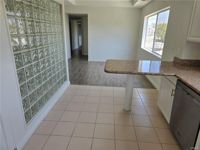Building Photo - Great 2 Bedroom, 2.5 Bath in Los Angeles