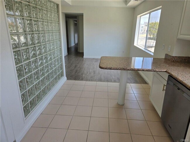 Foto del edificio - Great 2 Bedroom, 2.5 Bath in Los Angeles