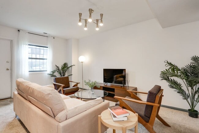 Building Photo - ROOM ONLY in 5-bed/3.0-bath Home