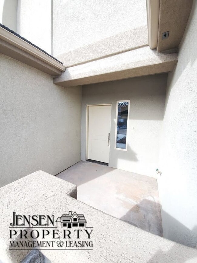 Foto del edificio - Red Mountain Vista Town Home- End Unit