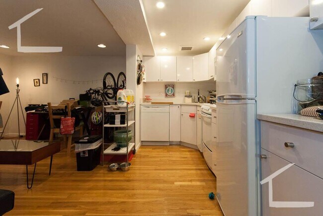 Building Photo - 2-bed on GL-B (SEPT)