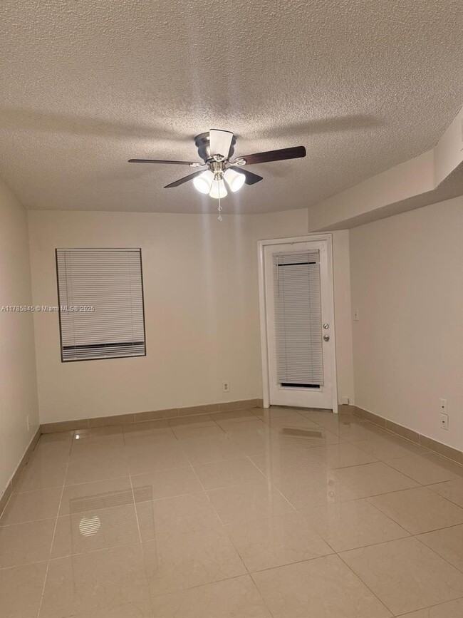 Foto del edificio - 9999 Summerbreeze Dr