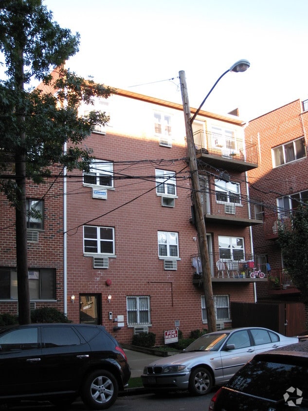 Foto del edificio - 71-08 162nd St