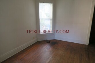 Building Photo - 626 University Ave