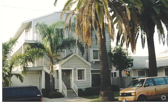 Building Photo - 1025 Bennett Ave