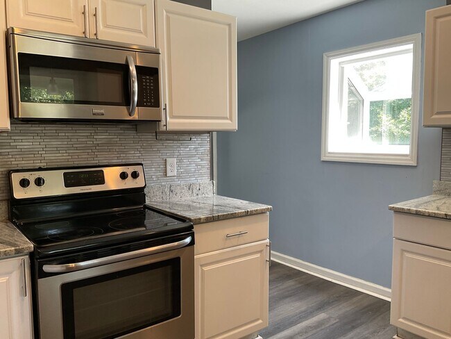 Foto del edificio - Welcome to this perfectly situated 3-bedroom, 2-bathroom home in the heart of Jacksonville.