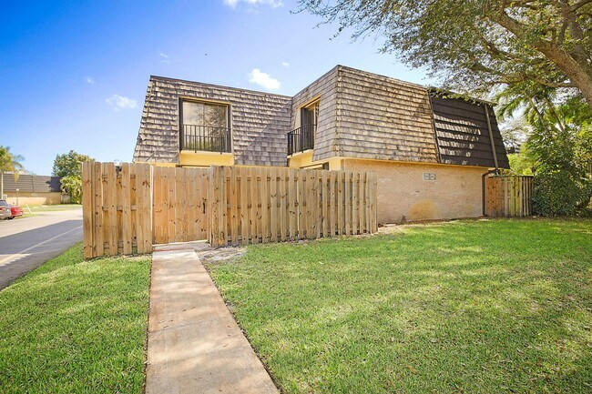 Foto del edificio - 320 Woodland Rd