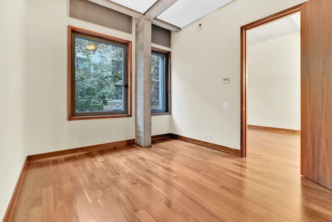 Building Photo - Impeccable Minimalist Design 4 bedroom 3 b...