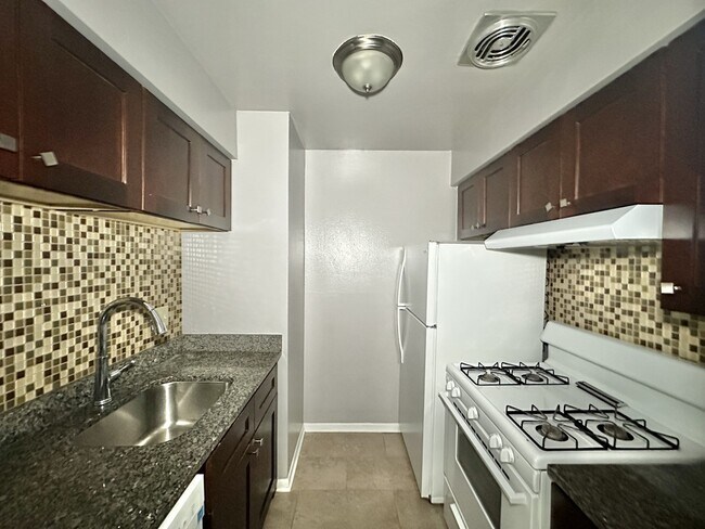 Building Photo - 5820 N Sheridan Rd