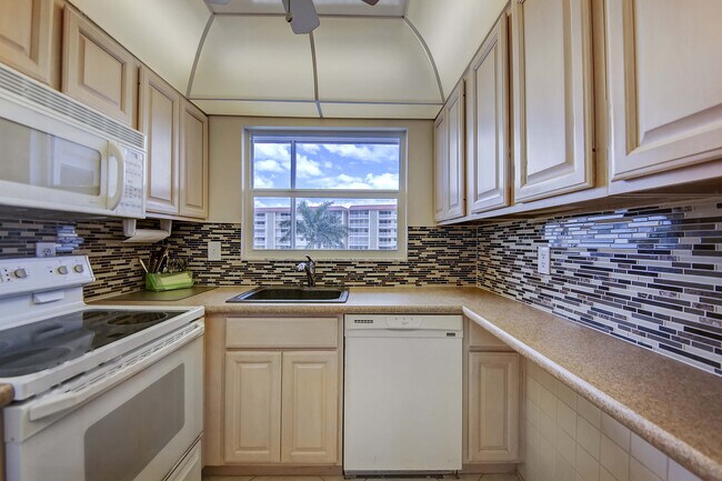 Foto del edificio - 25740 Hickory Blvd