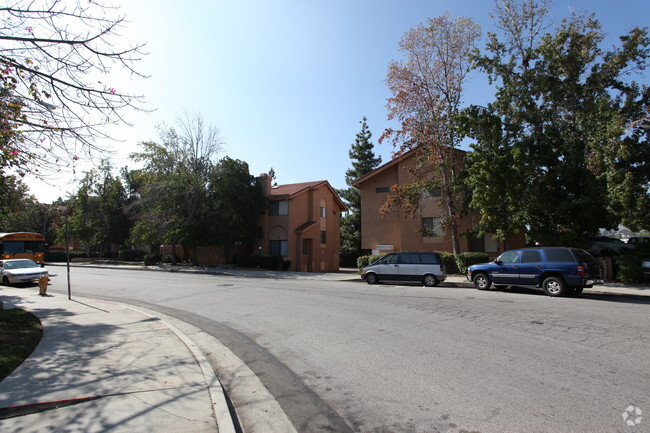 Building Photo - Variel Townhomes