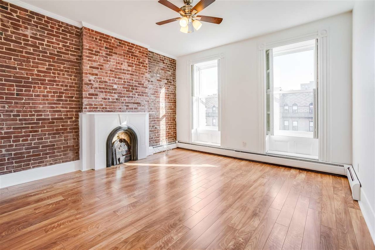 Primary Photo - 1206 Washington St