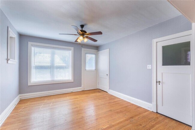 Foto del edificio - 4919-4921-4921 Lindenwood Ave
