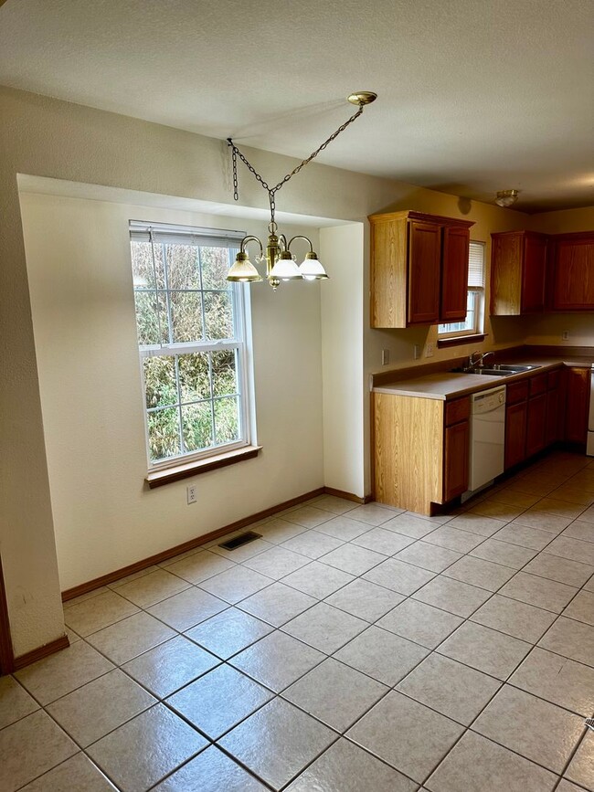 Building Photo - All Brick SE Springfield home for lease