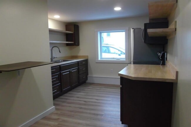 Building Photo - 104 Maple Park