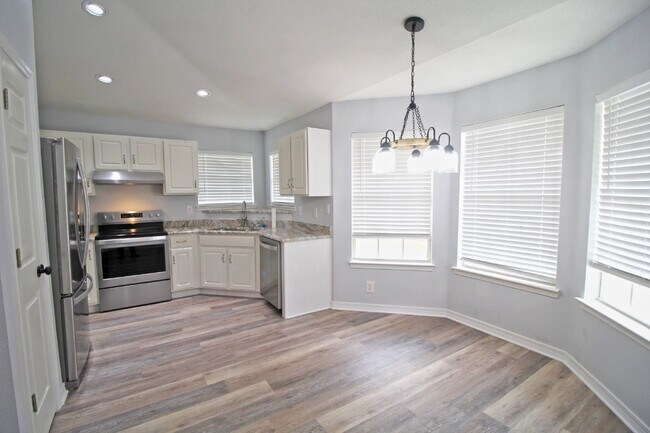 Foto del edificio - Updated Fox Hollow 3BR Home Near 9 Mile Rd with LVP Flooring, Granite Kitchen, 2-Car Garage & Fen...