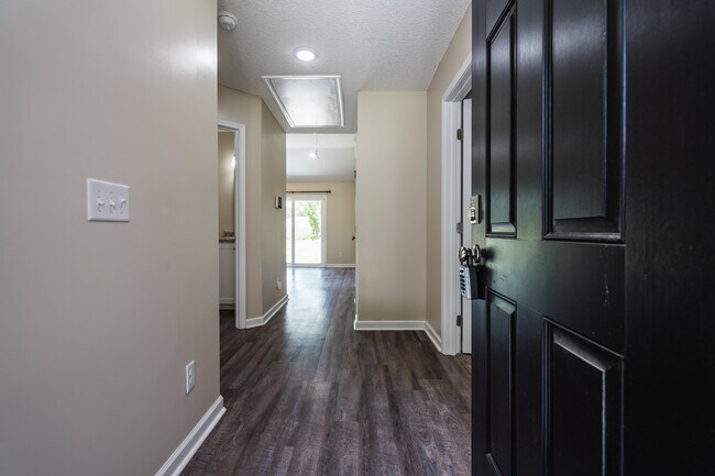 Foto del edificio - 346 Whispering Pines Rd