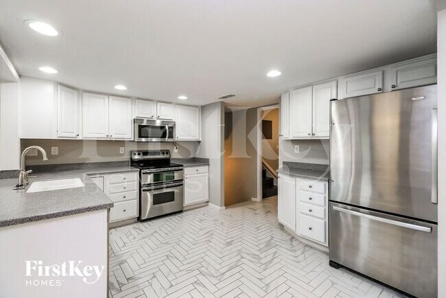 Building Photo - 4424 S La Rosa Dr