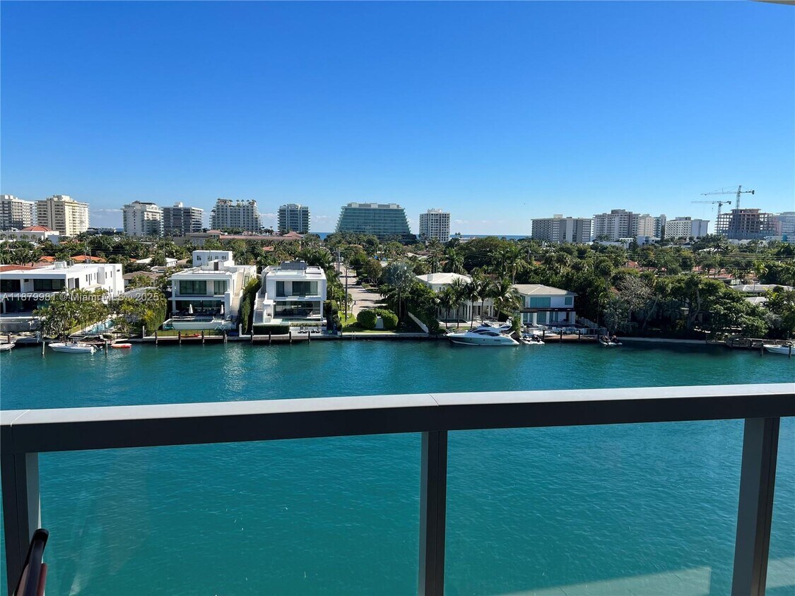 Foto principal - 9261 E Bay Harbor Dr