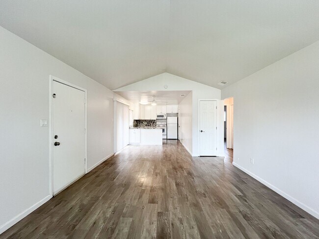 Building Photo - Upgraded 2 Bedroom Condo!!