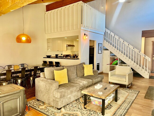 Building Photo - 2 Bed, 2 Bath + Loft – Fully Furnished Mou...