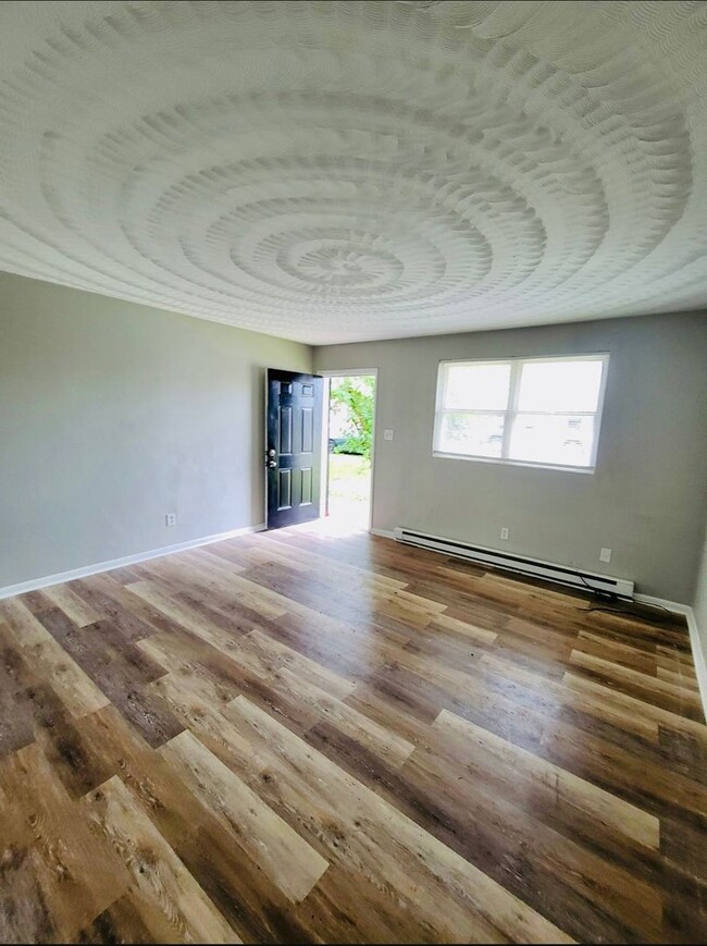 Building Photo - Newly Renovated 2 Bedroom 1 Bathroom Duple...
