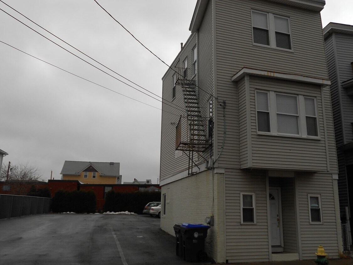 Primary Photo - 98 Knight St