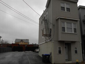 Building Photo - 98 Knight St
