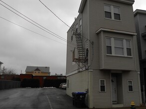 Building Photo - 98 Knight St