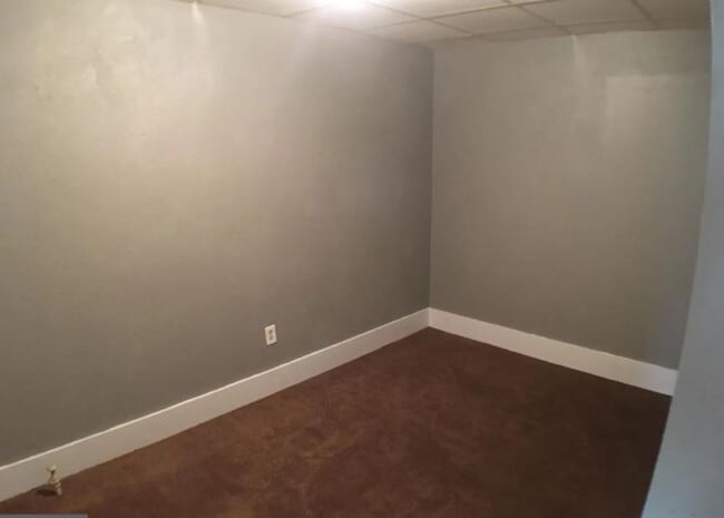 Building Photo - Extra large 3BR home in nice area