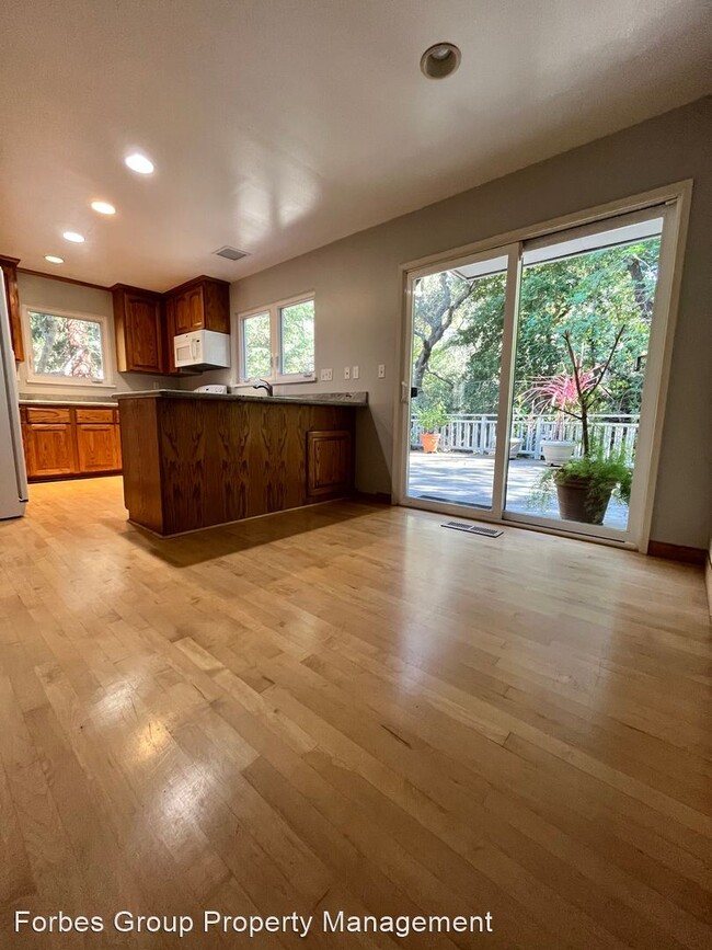 Building Photo - 3 br, 2.5 bath House - 202 College Ave