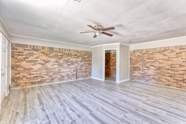 Building Photo - 504 N Island View Ave