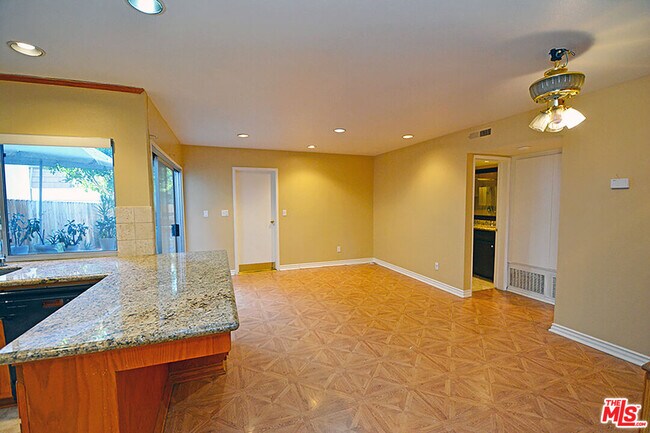 Foto del edificio - 10051 Valley Circle Blvd