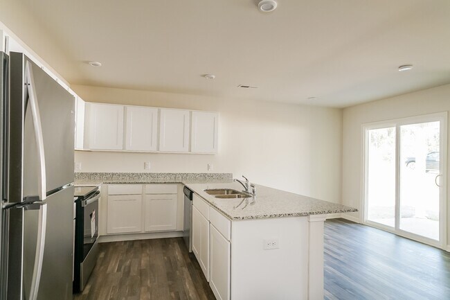 Building Photo - 2498 Provence Dr SE